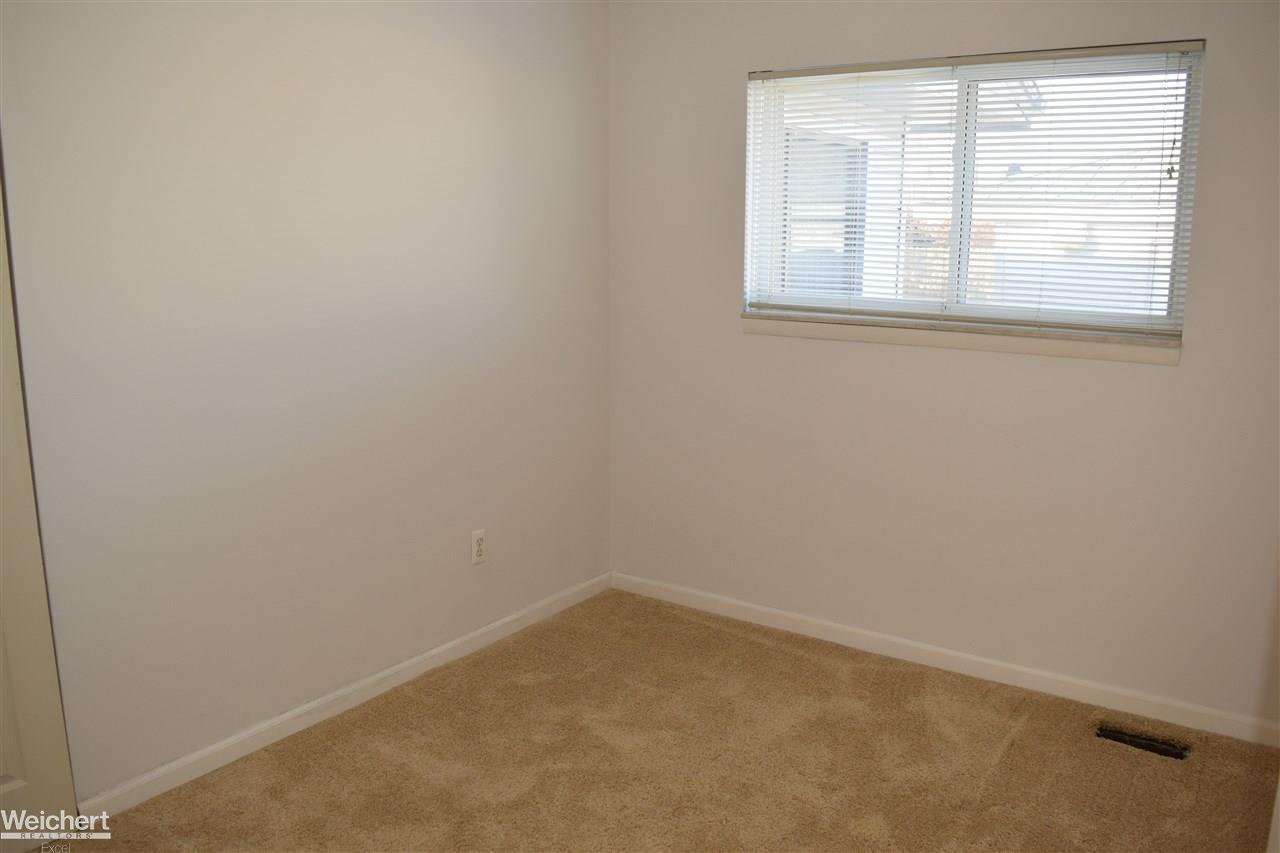 18021 Rainbow Road Fraser, MI 48026 - Photo 33 of 61 31371716-32.JPG