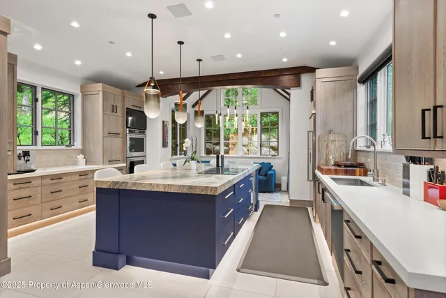a large kitchen with kitchen island a large island in it