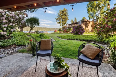 $1,100,000 | 17498 Northeast 40th Place, Unit I1, Redmond, WA 98052