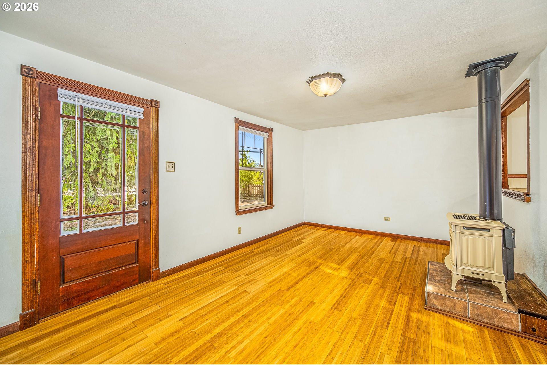 105 South R Street Cottage Grove, OR 97424 - Photo 5 of 26 Gallery Image 5