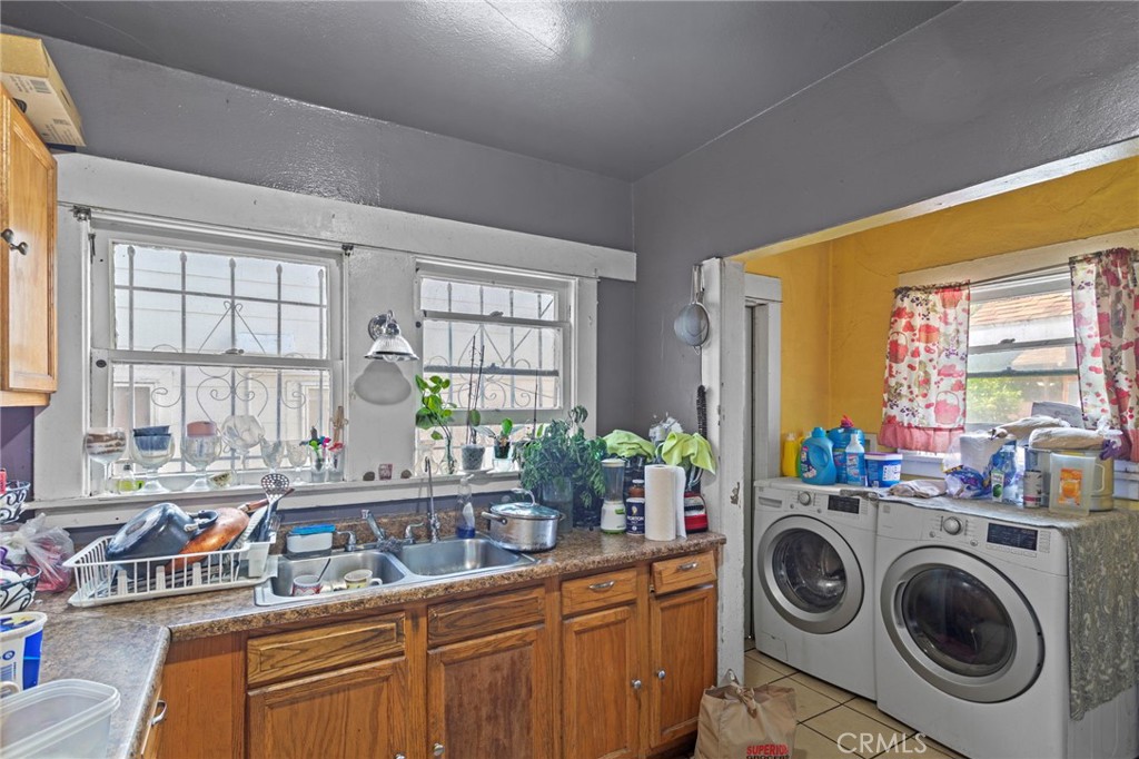 224 West 14th Street Long Beach, CA 90813 - Photo 7 of 28 a kitchen that has a sink and a stove in it