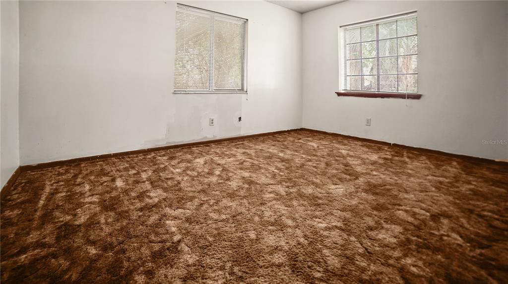 135 East Citrus Street Altamonte Springs, FL 32701 - Photo 16 of 33 an empty room with a window