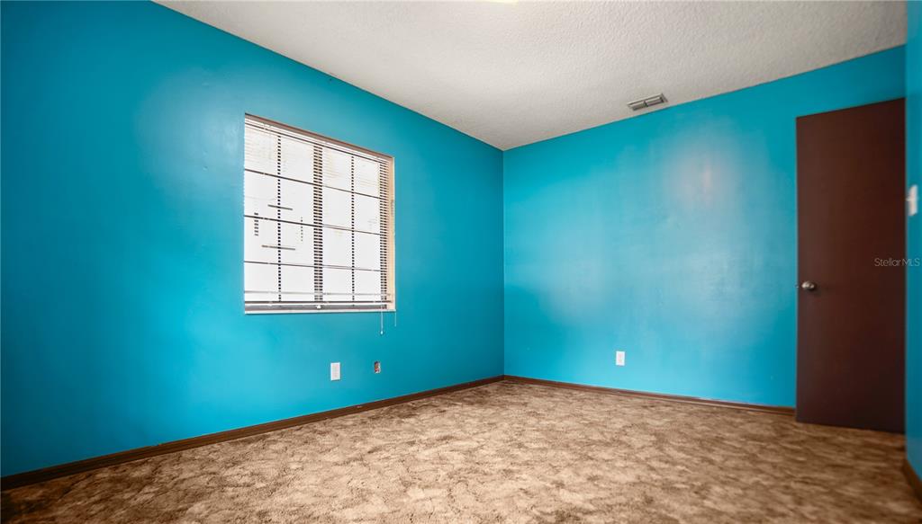 135 East Citrus Street Altamonte Springs, FL 32701 - Photo 20 of 33 an empty room with a window