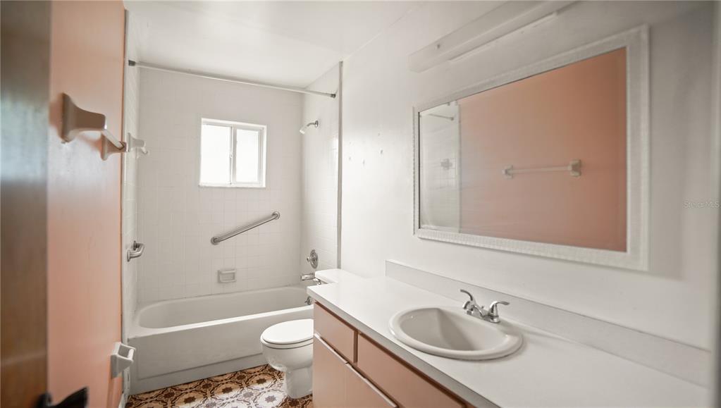 135 East Citrus Street Altamonte Springs, FL 32701 - Photo 23 of 33 a bathroom with a sink toilet and shower