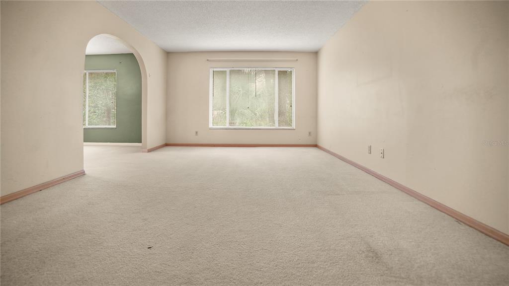 135 East Citrus Street Altamonte Springs, FL 32701 - Photo 5 of 33 an empty room with windows and closet