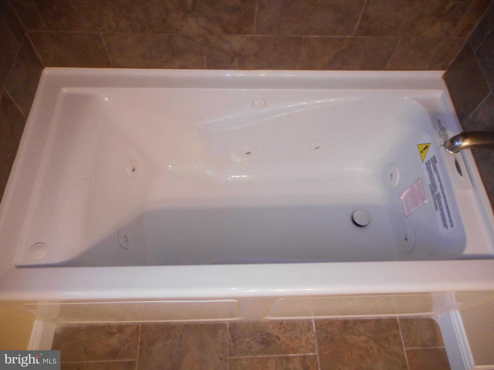 3906 Edgewood Road Baltimore, MD 21215 - Photo 15 of 29 Jetted Tub !