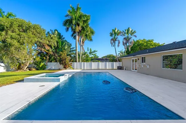 a view of a backyard