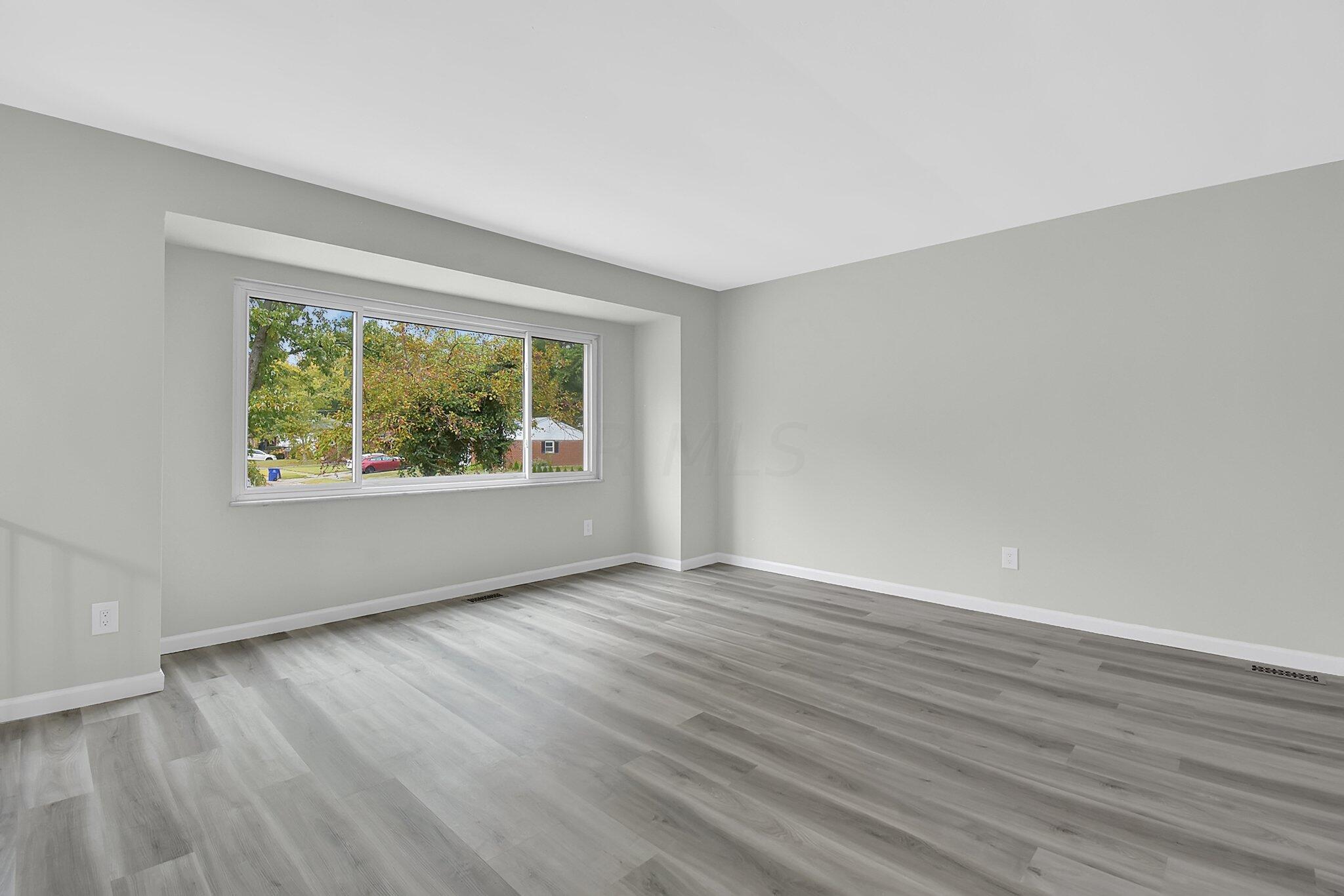5566 Roche Drive Columbus, OH 43229 - Photo 4 of 29 formal living room