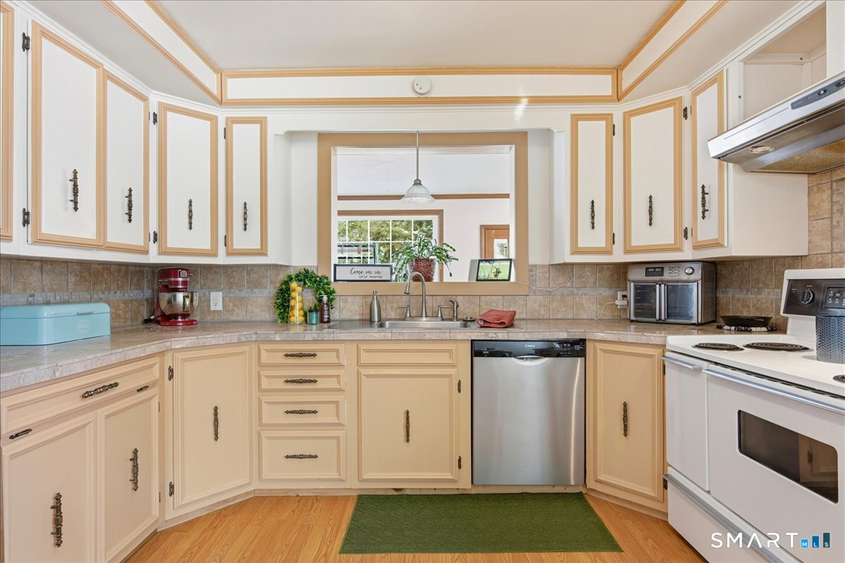 9 Schwartz Road Bozrah, CT 06334 - Photo 4 of 29