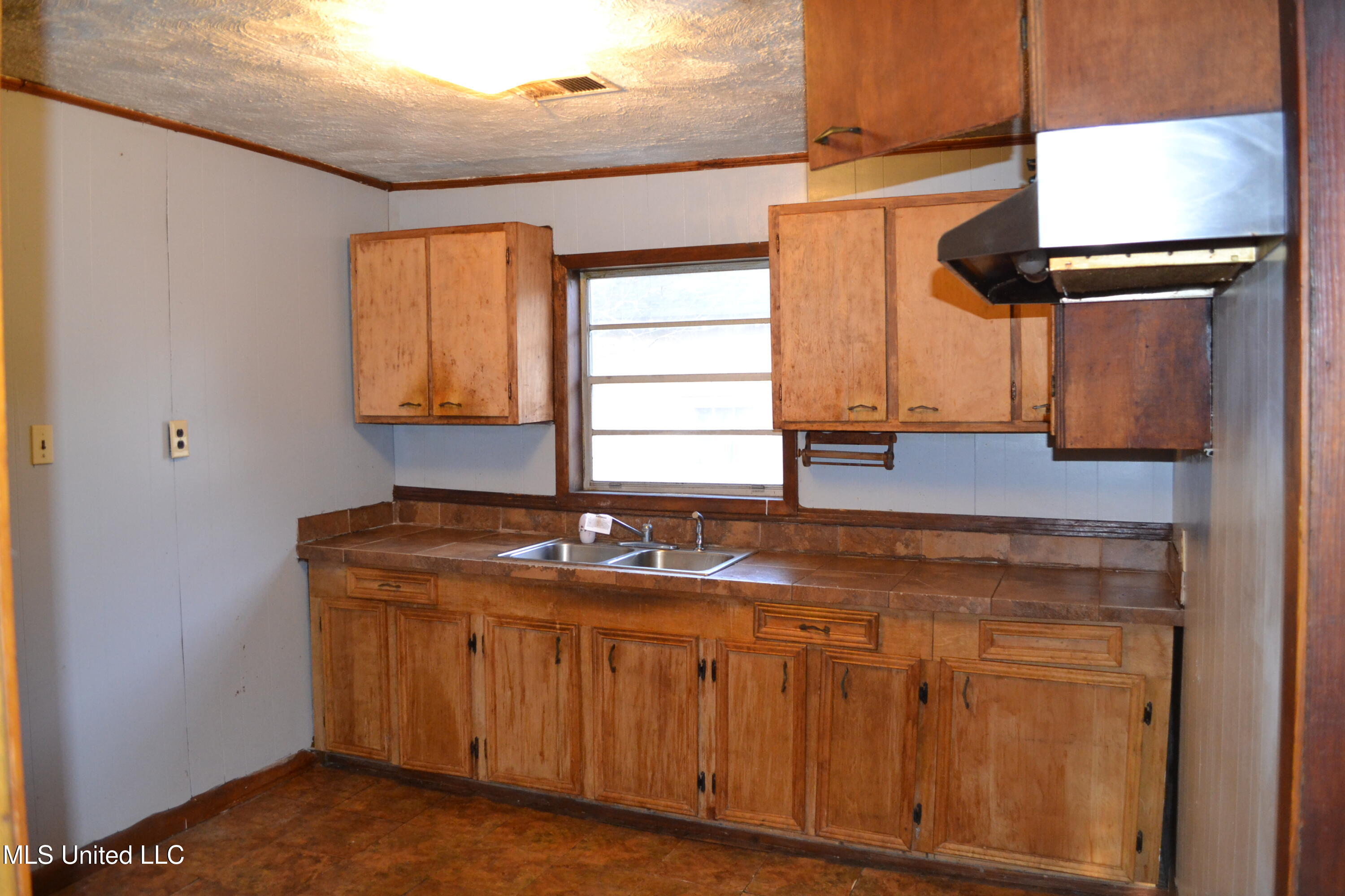 383 Frost Street Canton, MS 39046 - Photo 9 of 26 DSC_4058