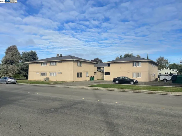a view of a house with a yard and plants