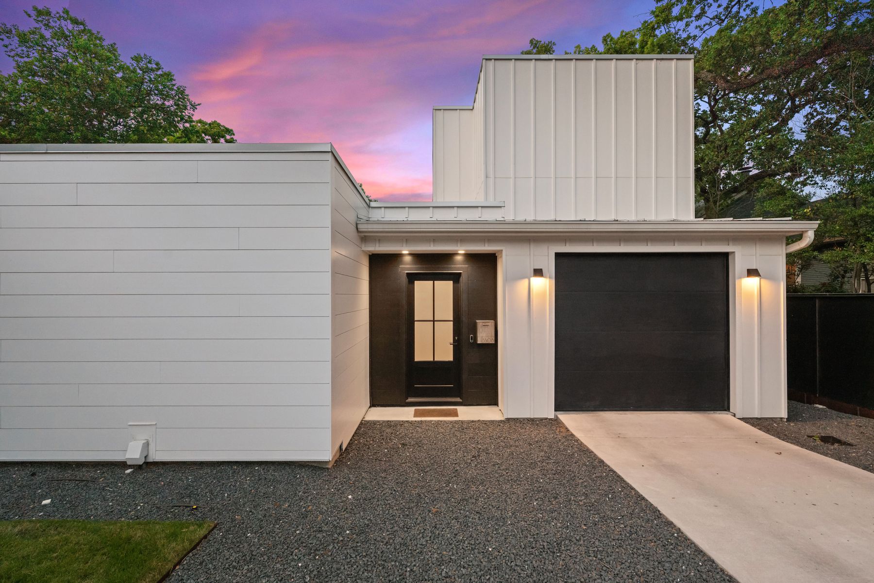 a view of a house with backyard