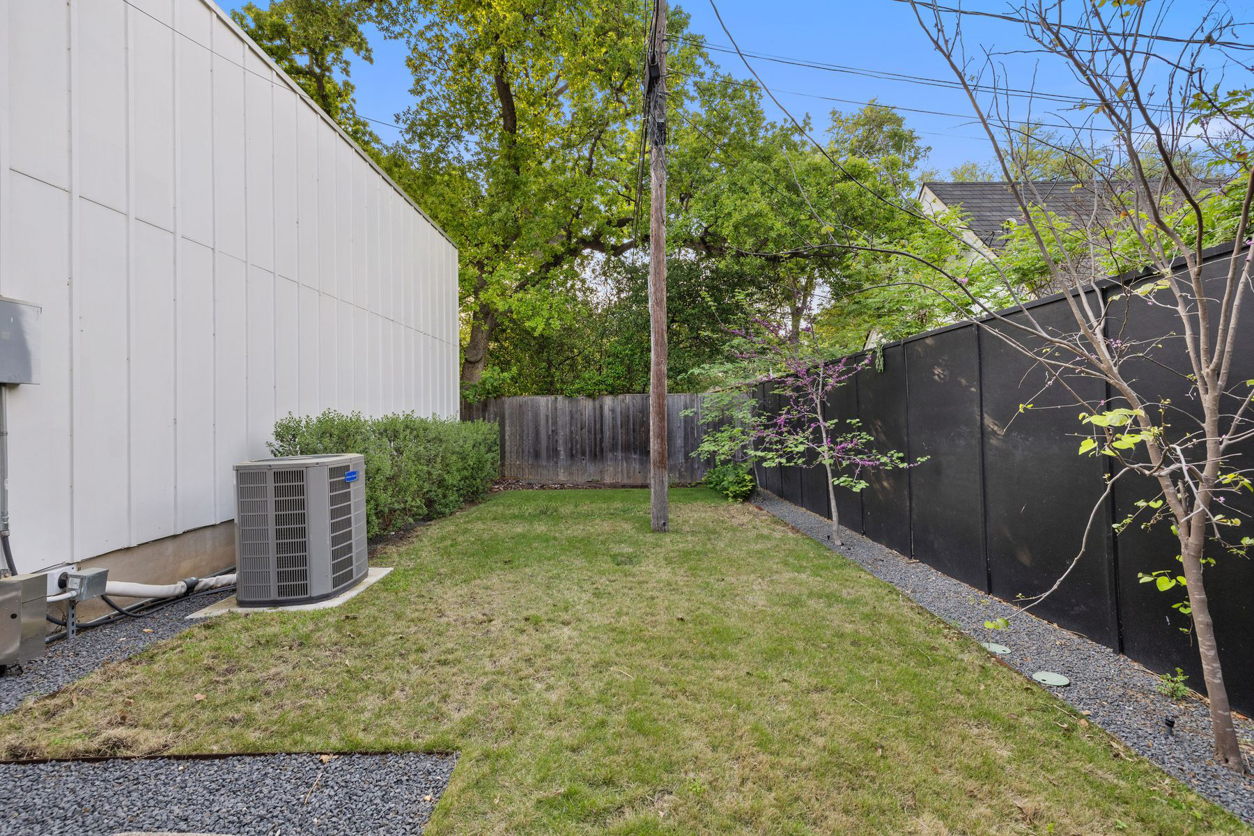 3508 Bridle Path Austin, TX 78703 - Photo 33 of 40 a backyard of a house with lots of green space