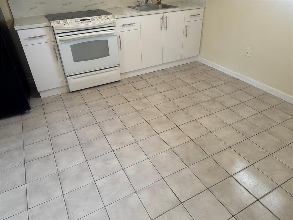 2986 Northwest 91st Street Miami, FL 33147 - Photo 20 of 40 a utility room with dryer and washer
