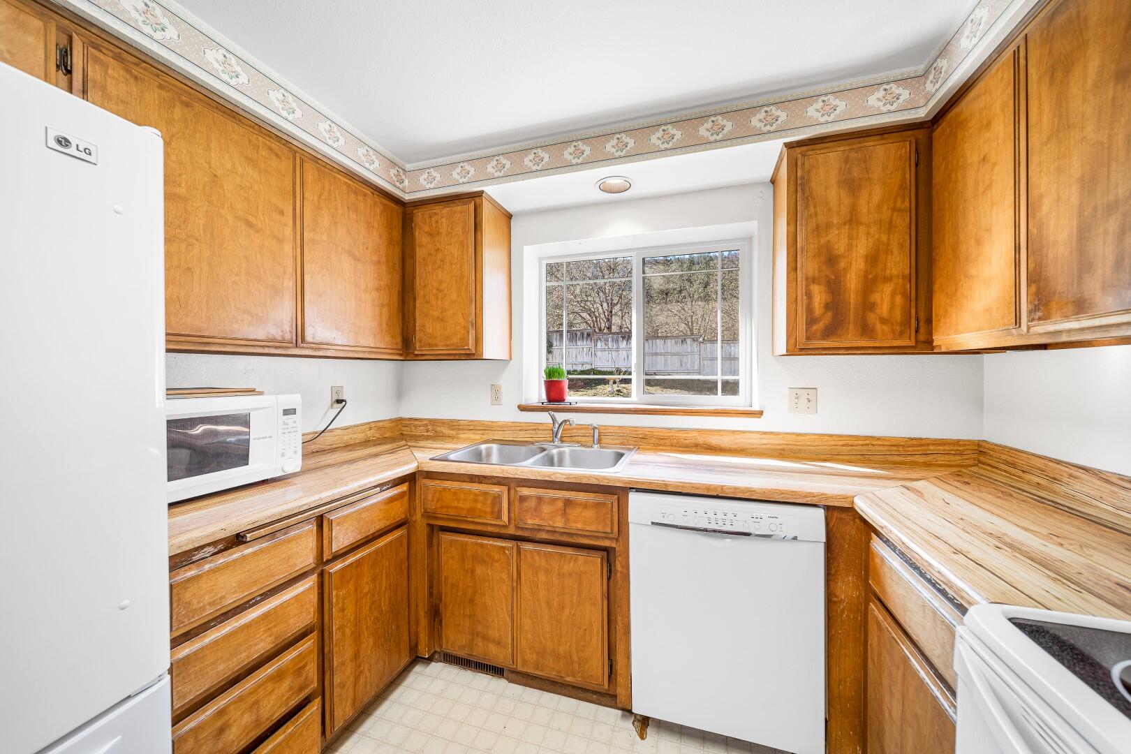 8221 Colonial Way Central Point, OR 97502 - Photo 19 of 24 19