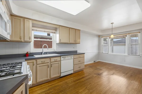 $2,900 | 8736 North Ozark Avenue, Niles, IL 60714