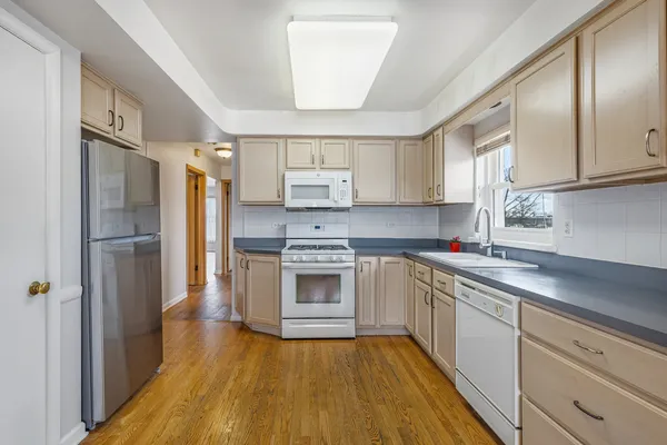 $2,900 | 8736 North Ozark Avenue, Niles, IL 60714