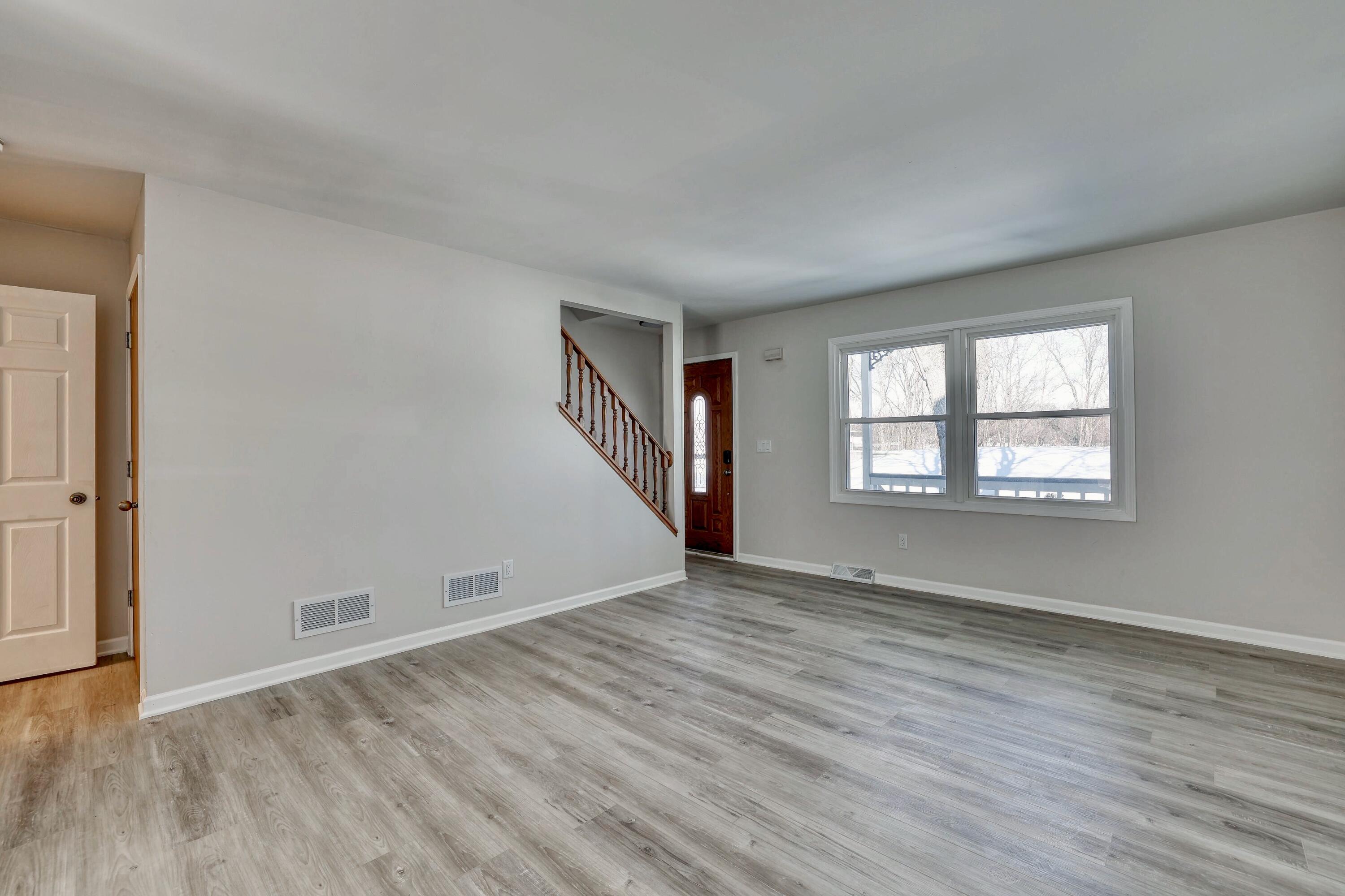 6919 Harvey Avenue Wauwatosa, WI 53213 - Photo 5 of 39 Living Room
