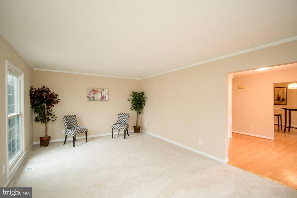 6906 Rochambeau Place Springfield, VA 22153 - Photo 8 of 30 Living Room