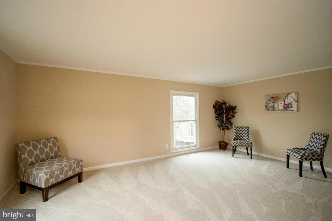 6906 Rochambeau Place Springfield, VA 22153 - Photo 9 of 30 Living Room