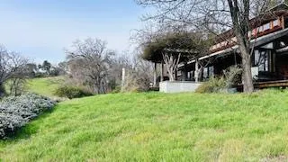 a view of a back yard