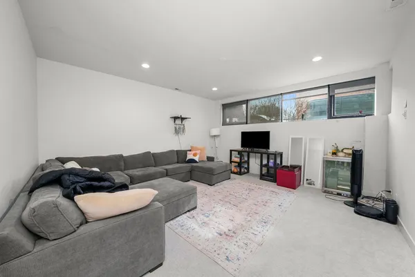 $4,841 | 838 West Erie Street, Unit 1W, Chicago, IL 60642