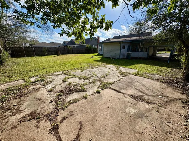 $1,295 | 1836 Rivercrest Street, Beaumont, TX 77703