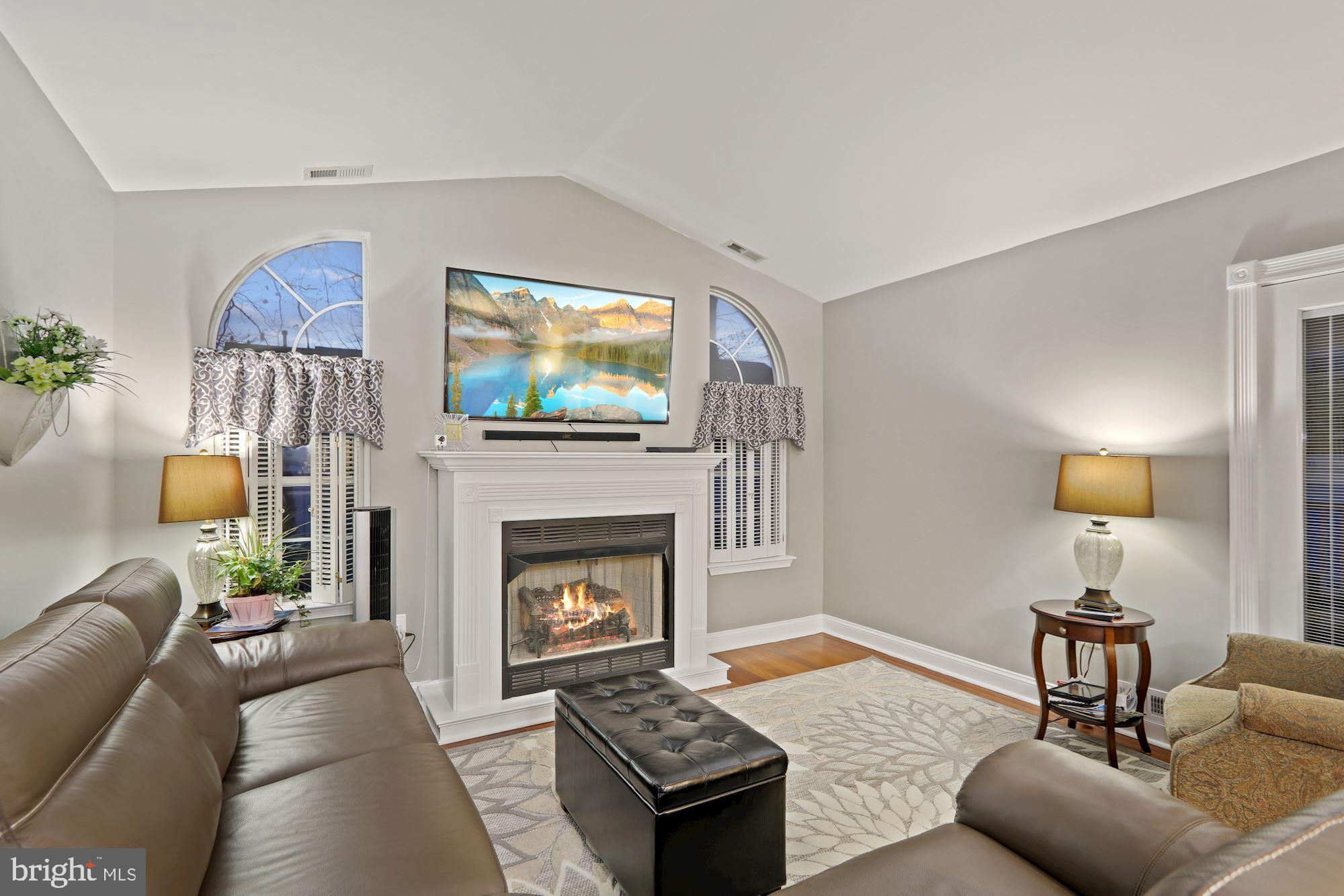 10 Vail Road Sicklerville, NJ 08081 - Photo 3 of 28 Great Room with gas fireplace and vault ceilin