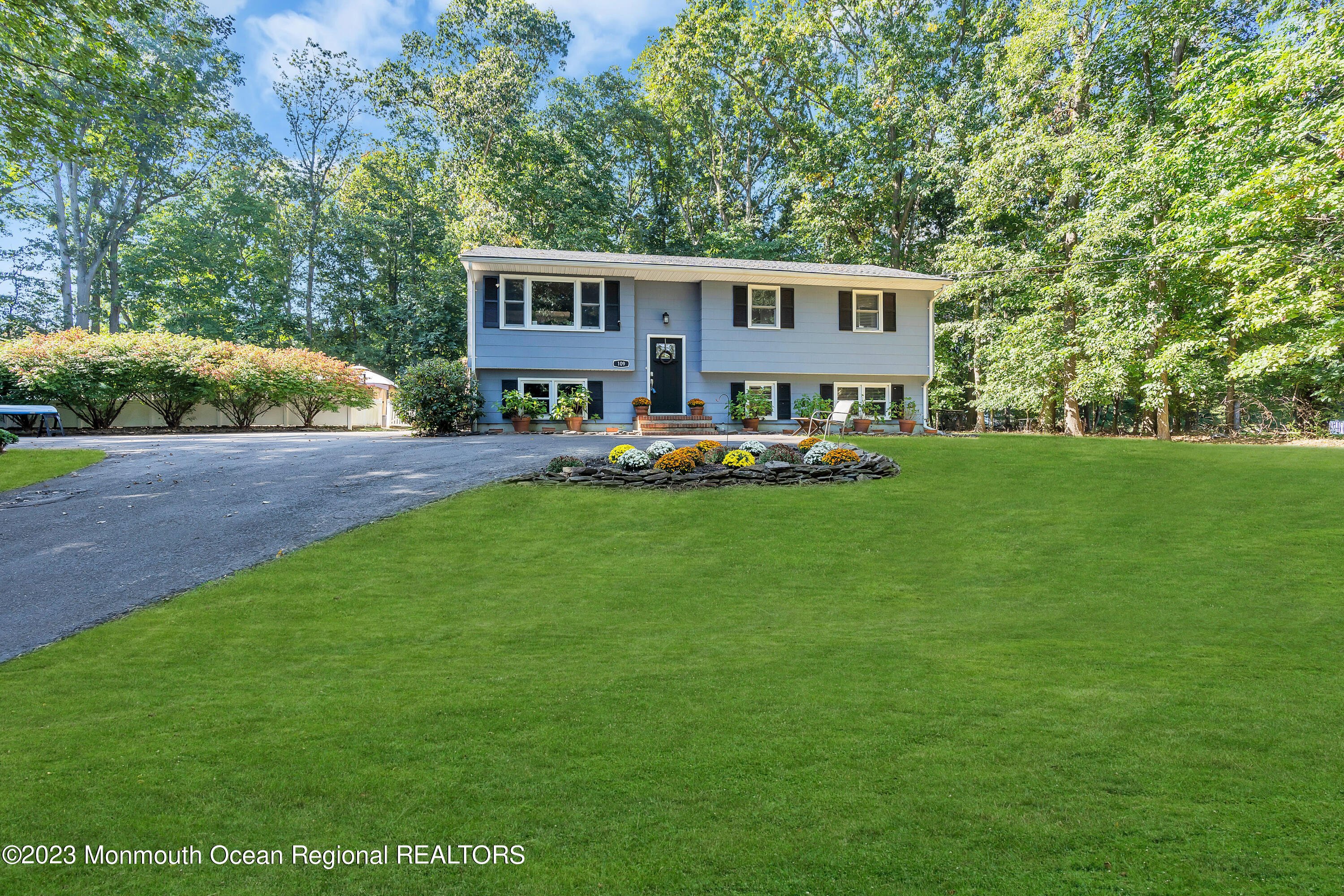 109 Thompson Grove Road Manalapan, NJ 07726 - Photo 2 of 30 002_dsc02417-1