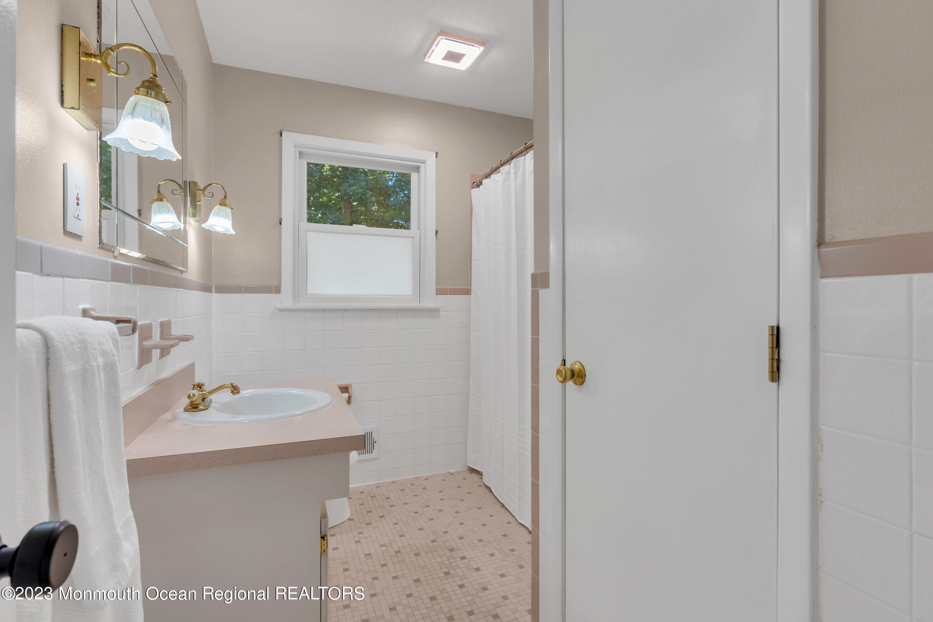 109 Thompson Grove Road Manalapan, NJ 07726 - Photo 23 of 30 032_dsc02285