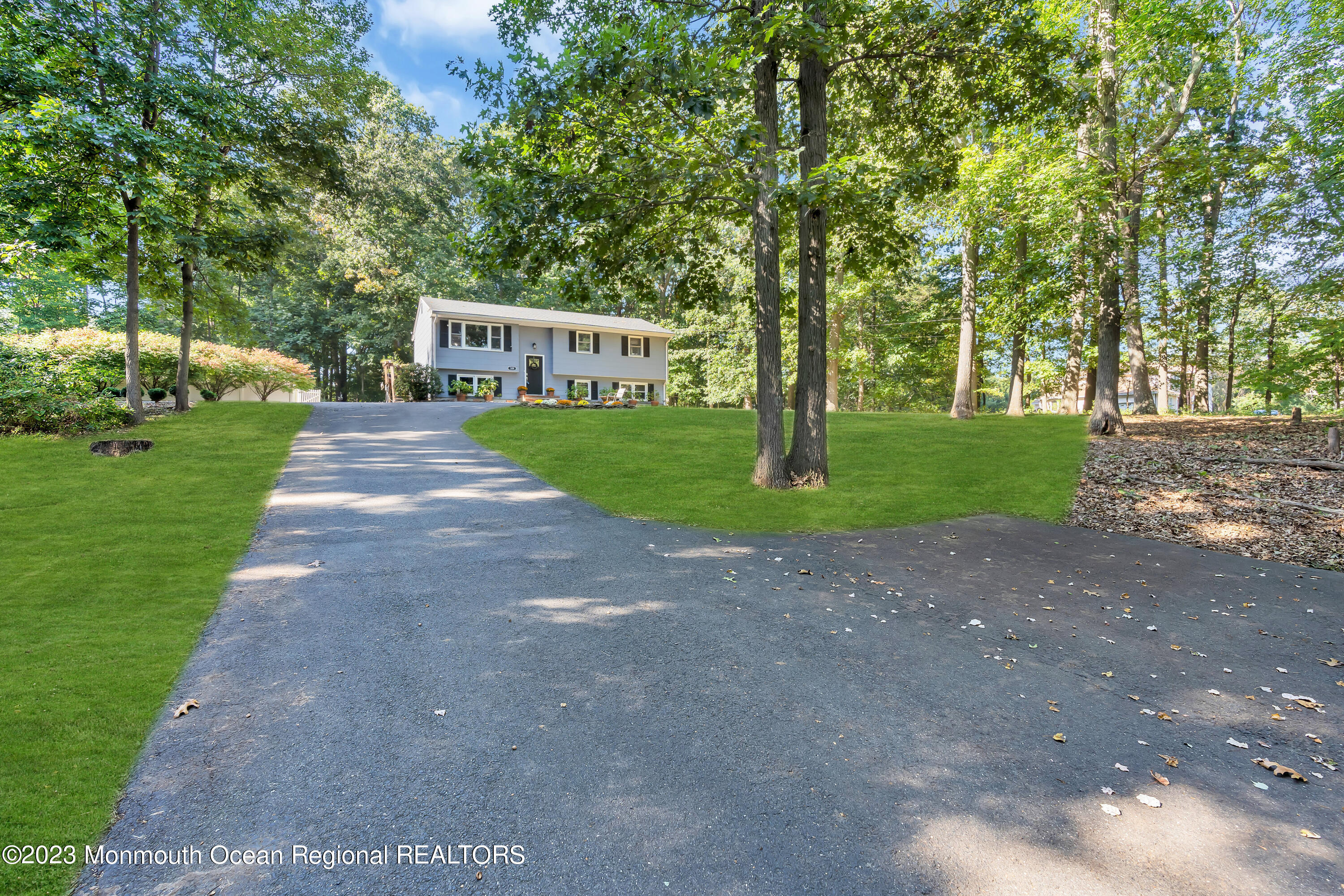 109 Thompson Grove Road Manalapan, NJ 07726 - Photo 3 of 30 003_dsc02427-1