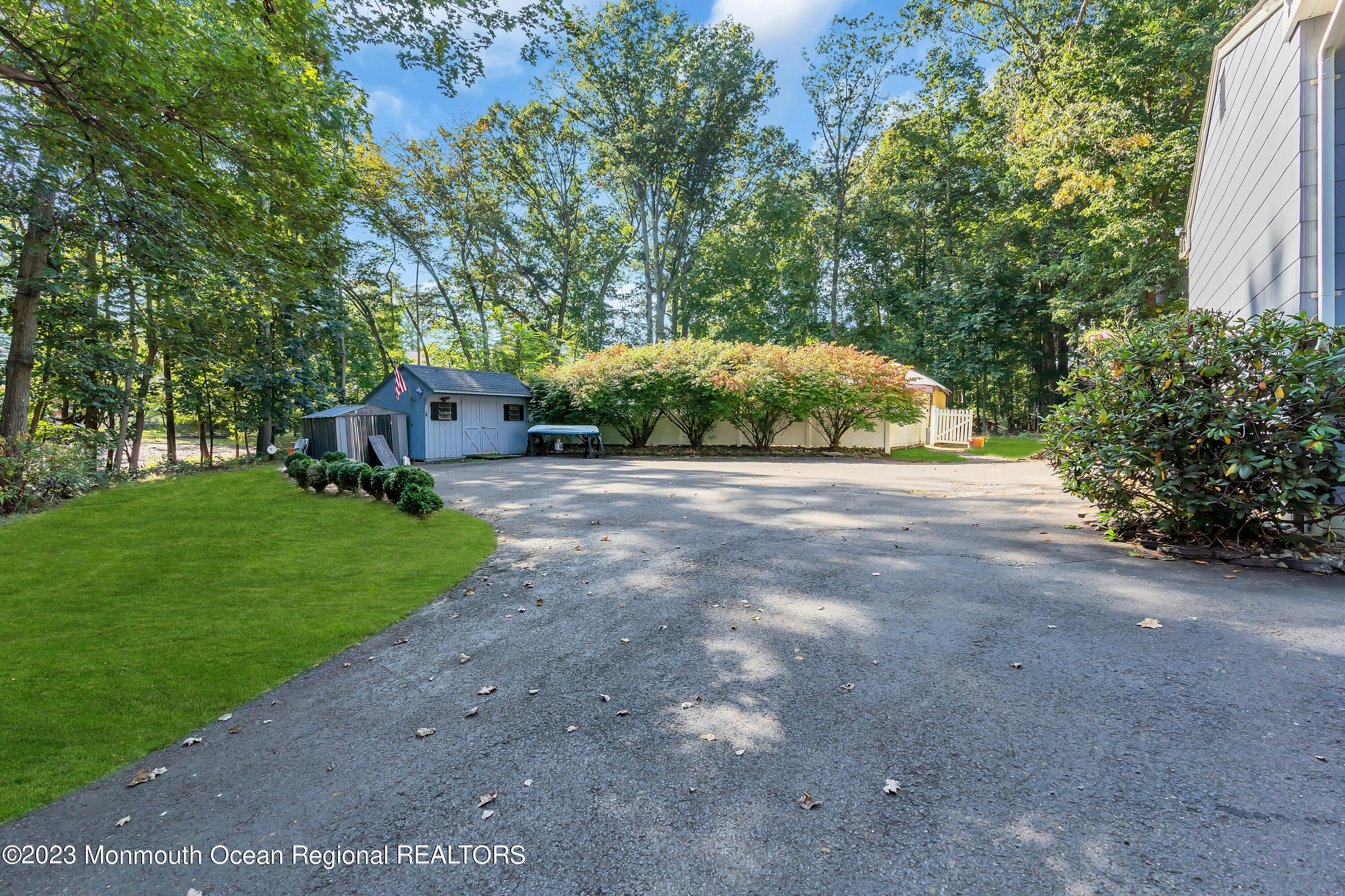 109 Thompson Grove Road Manalapan, NJ 07726 - Photo 4 of 30 004_dsc02407-1