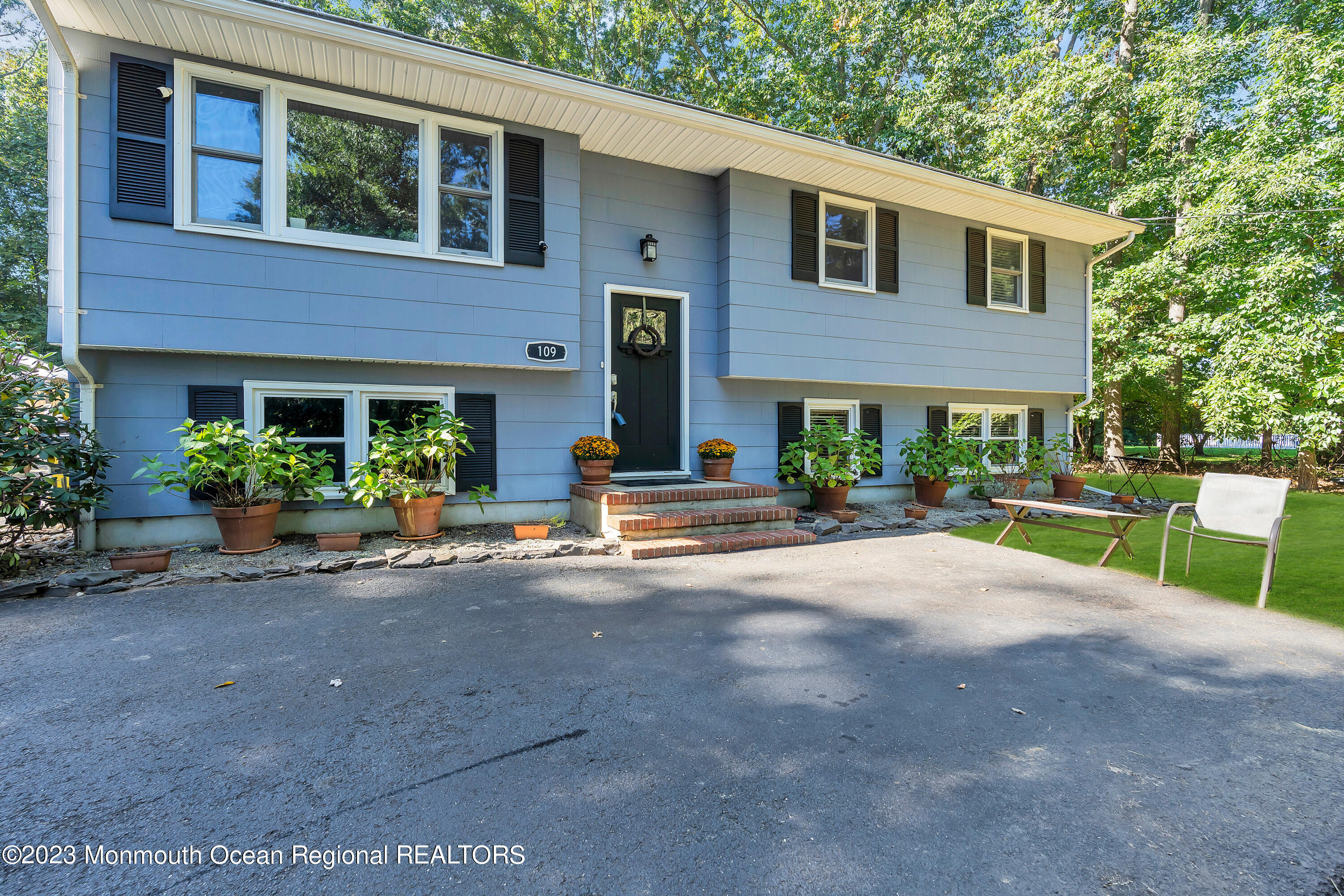 109 Thompson Grove Road Manalapan, NJ 07726 - Photo 5 of 30 007_dsc02412-1