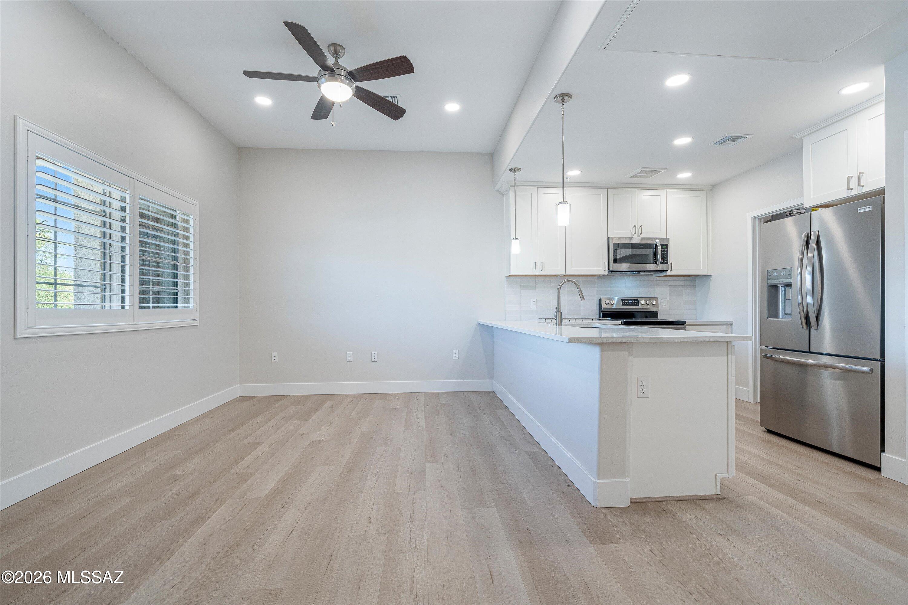 2042 East River Road, Unit 204 Tucson, AZ 85718 - Photo 12 of 28 11-Living Area