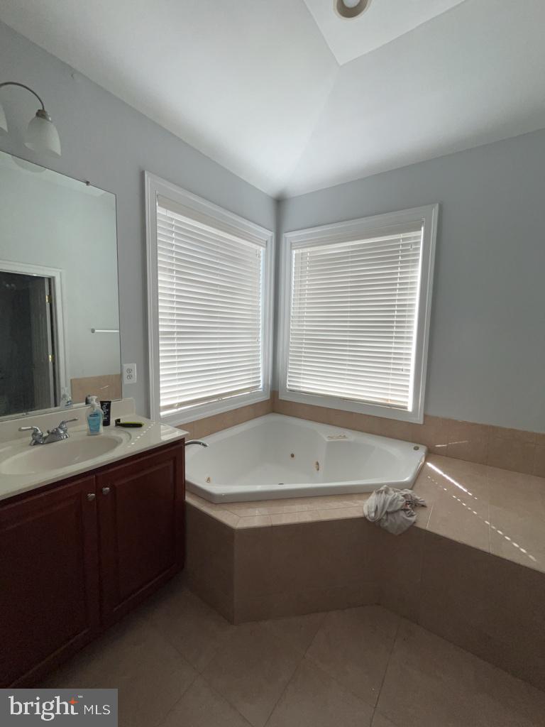 43417 Cedar Place Chantilly, VA 20152 - Photo 21 of 24 Serene bathroom with a cozy tub.