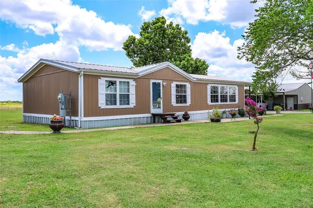 a view of a house with a backyard