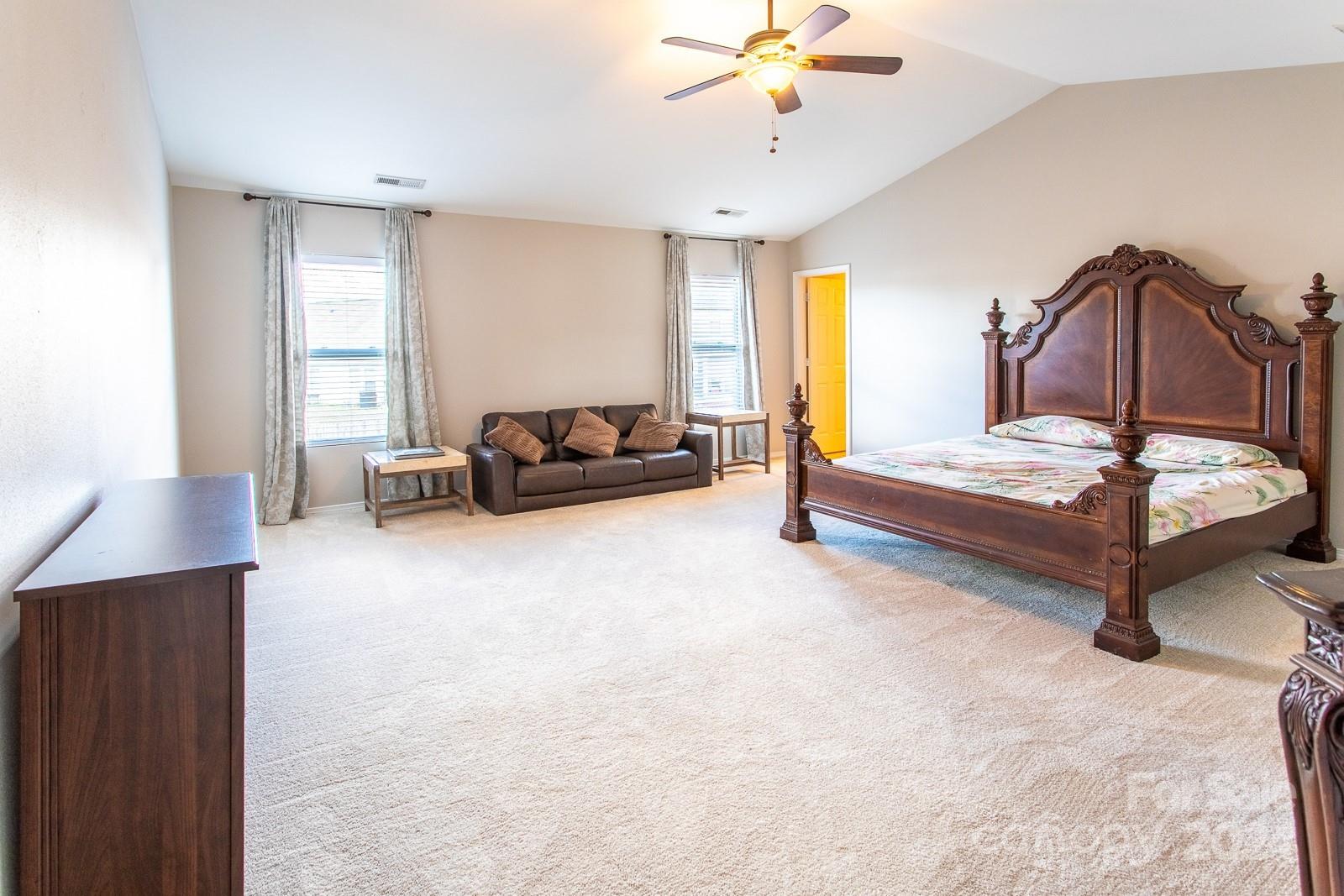 8731 Chalkstone Road Charlotte, NC 28216 - Photo 4 of 34