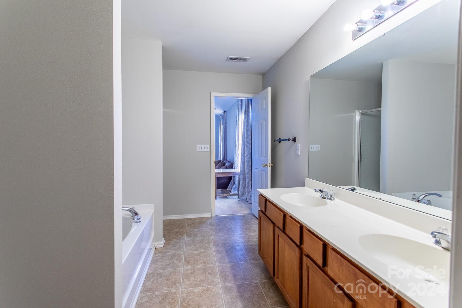 8731 Chalkstone Road Charlotte, NC 28216 - Photo 6 of 34