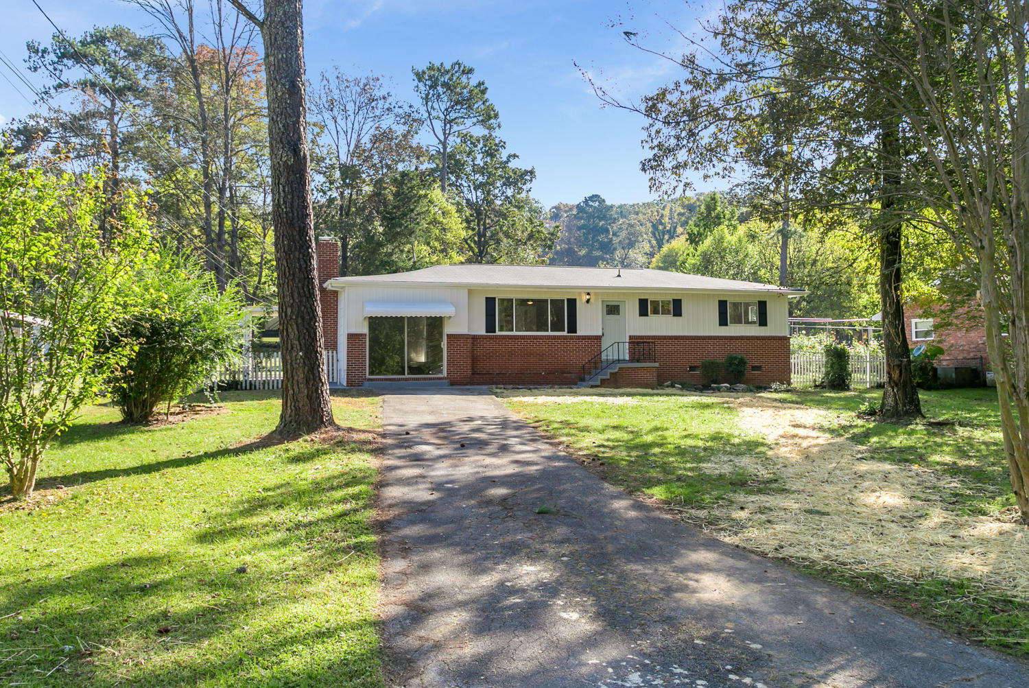 7644 Dewayne Road Chattanooga, TN 37416 - Photo 2 of 28 Front - Long Driveway