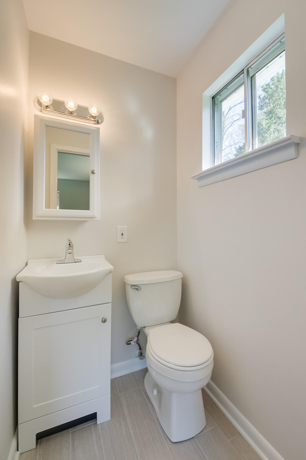 7644 Dewayne Road Chattanooga, TN 37416 - Photo 20 of 28 Master Half Bath