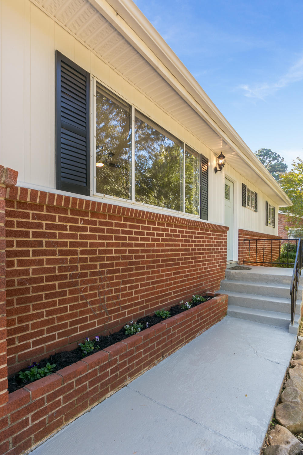 7644 Dewayne Road Chattanooga, TN 37416 - Photo 3 of 28 Front Walk