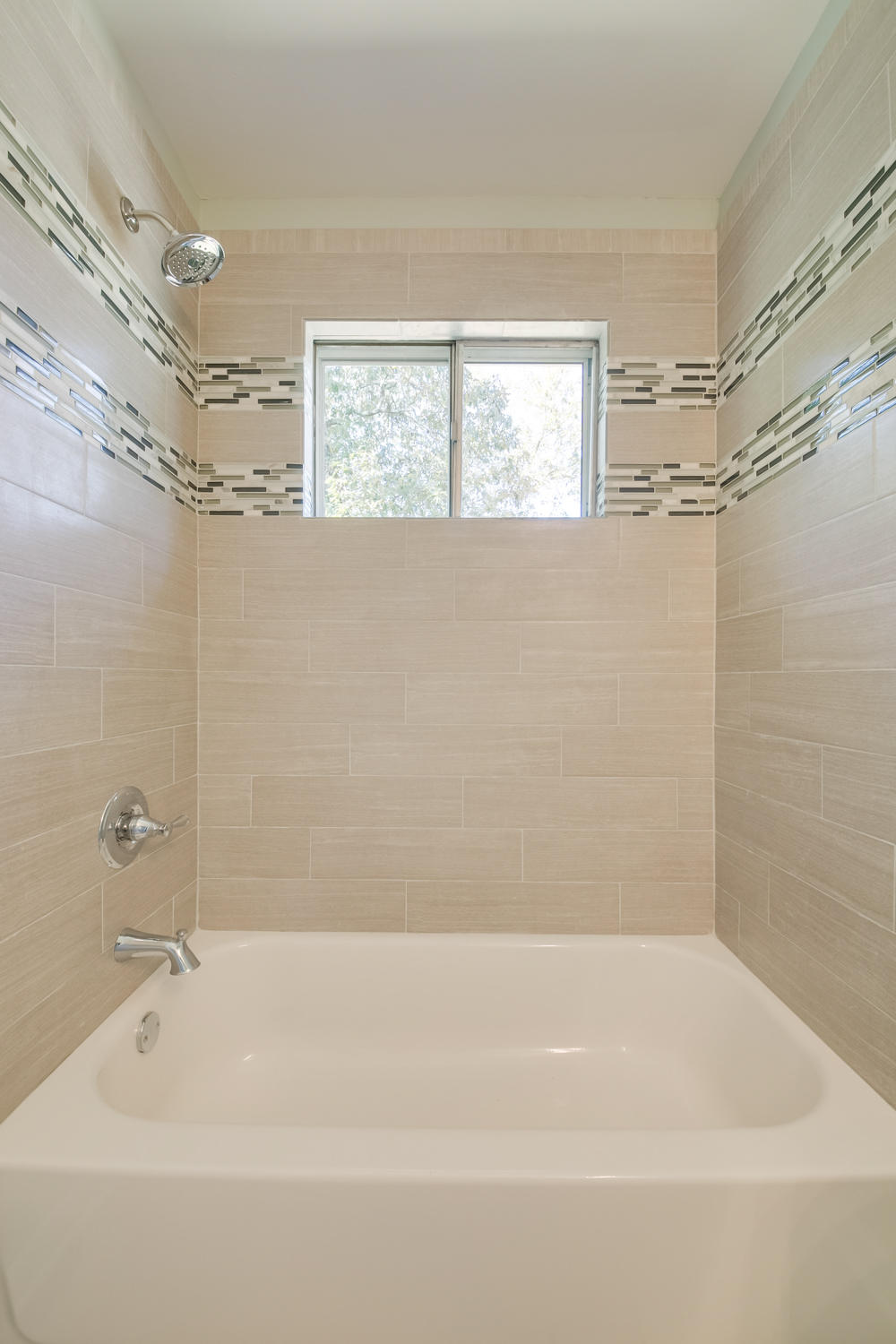 7644 Dewayne Road Chattanooga, TN 37416 - Photo 24 of 28 Hall Bath Shower Surround
