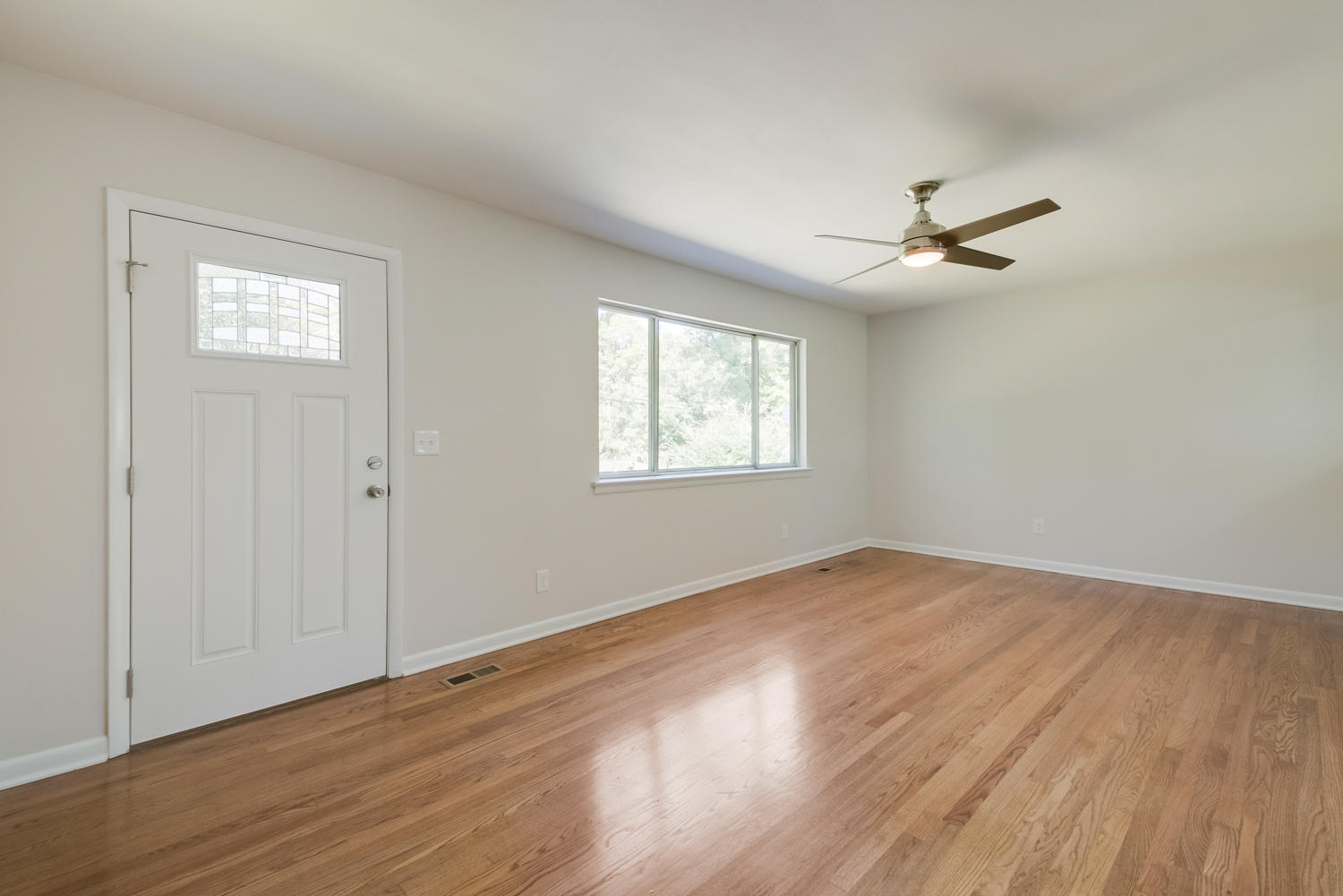 7644 Dewayne Road Chattanooga, TN 37416 - Photo 4 of 28 Living Room