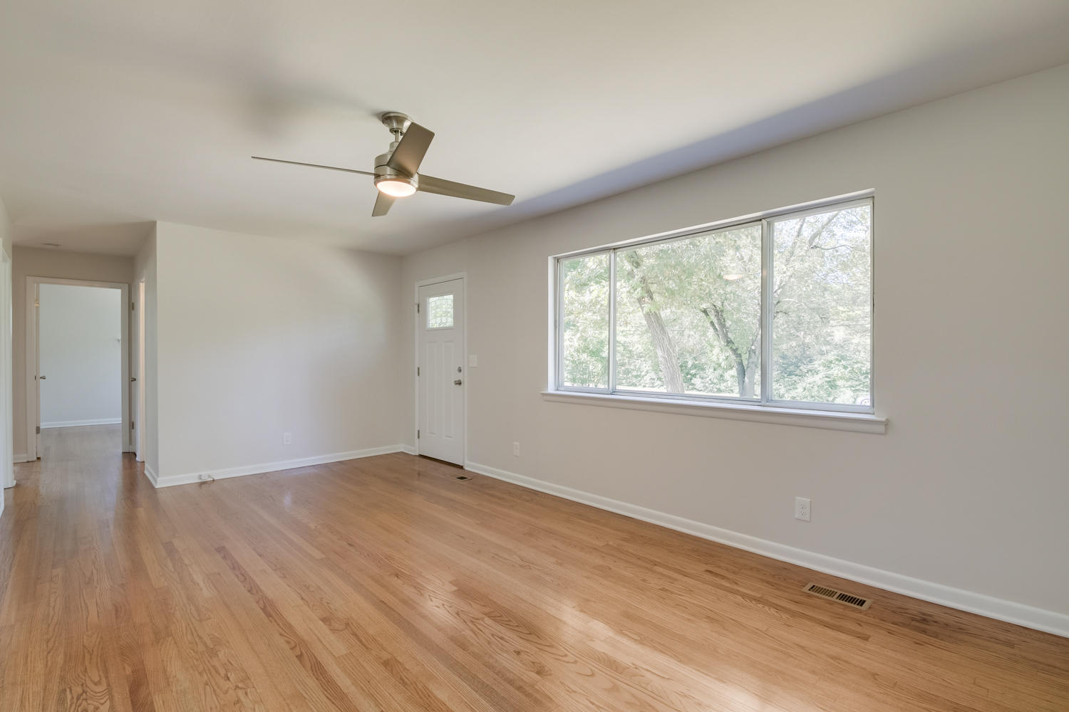 7644 Dewayne Road Chattanooga, TN 37416 - Photo 5 of 28 Living Room and Hallway