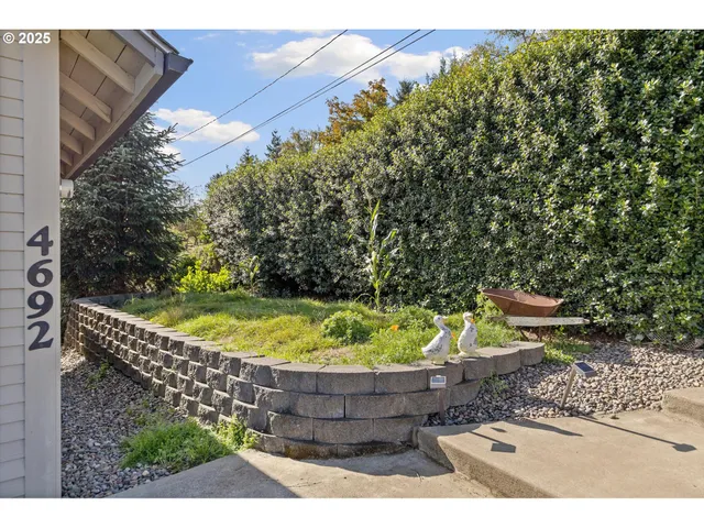 a view of a wooden tub with a yard
