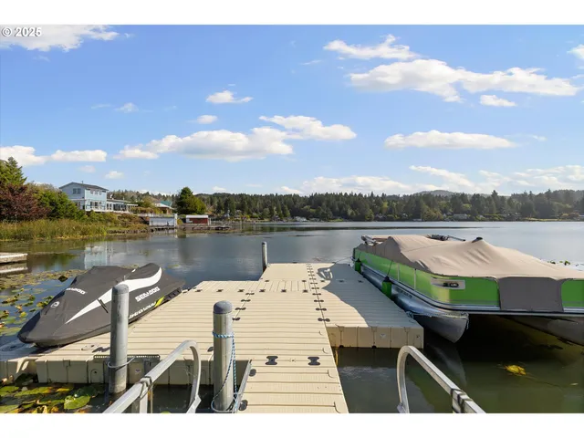 a picture of a lake view