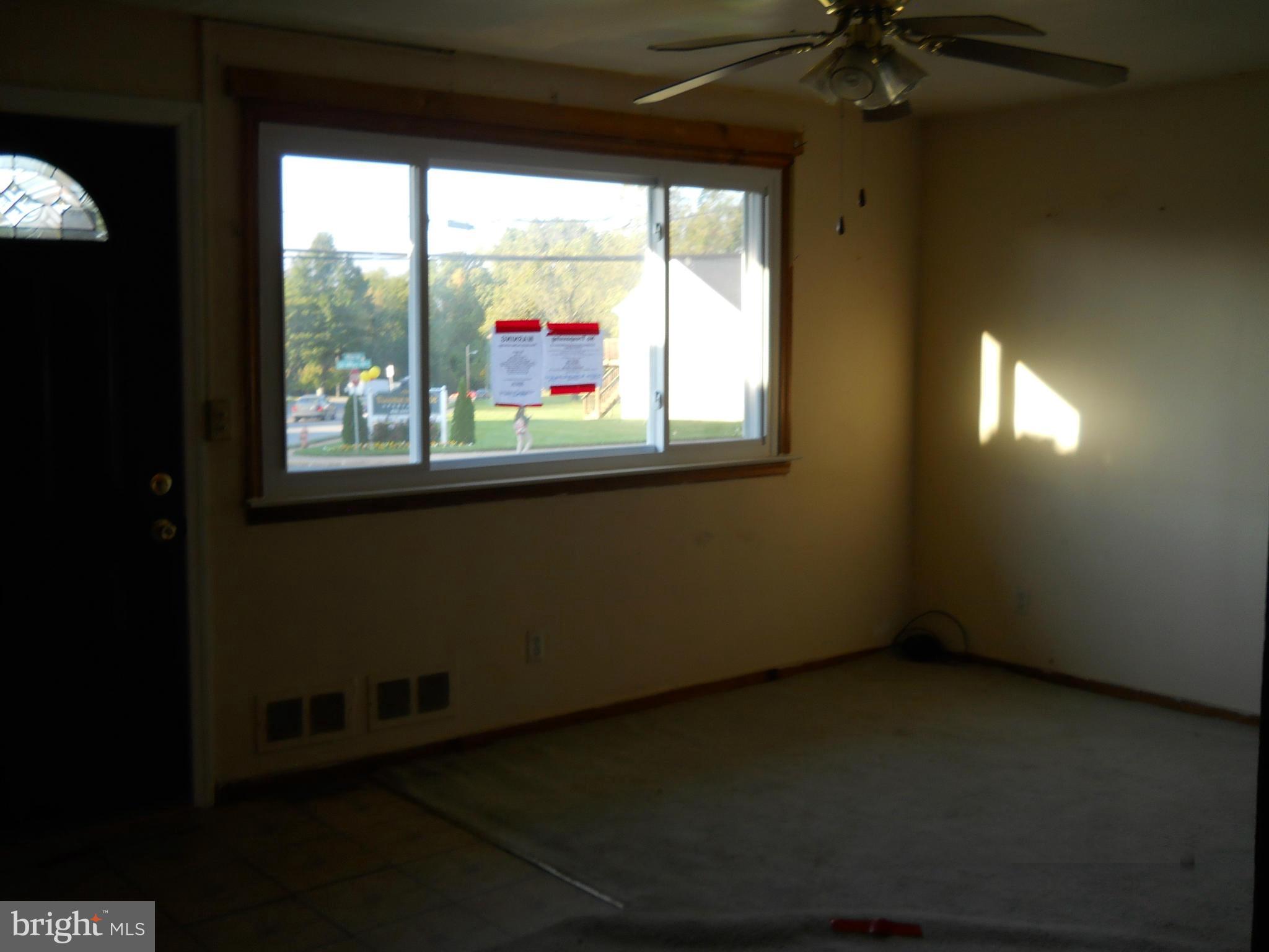 3611 Milford Mill Road Baltimore, MD 21244 - Photo 3 of 13 Living Room