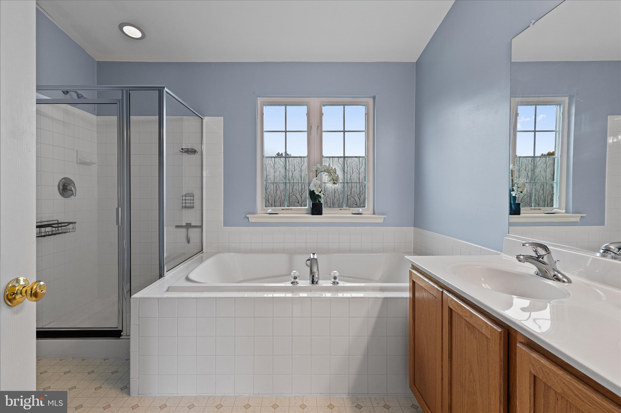 22742 Bayside Way California, MD 20619 - Photo 31 of 33 a bathroom with a bathtub and a sink