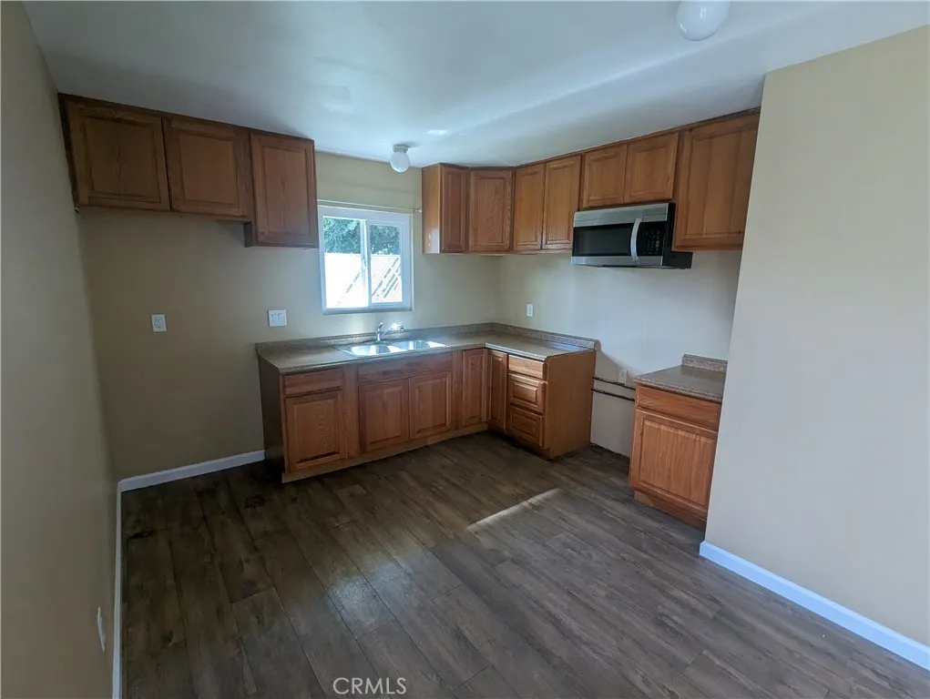 9330 Saffron Court Riverside, CA 92503 - Photo 11 of 21 9332 kitchen