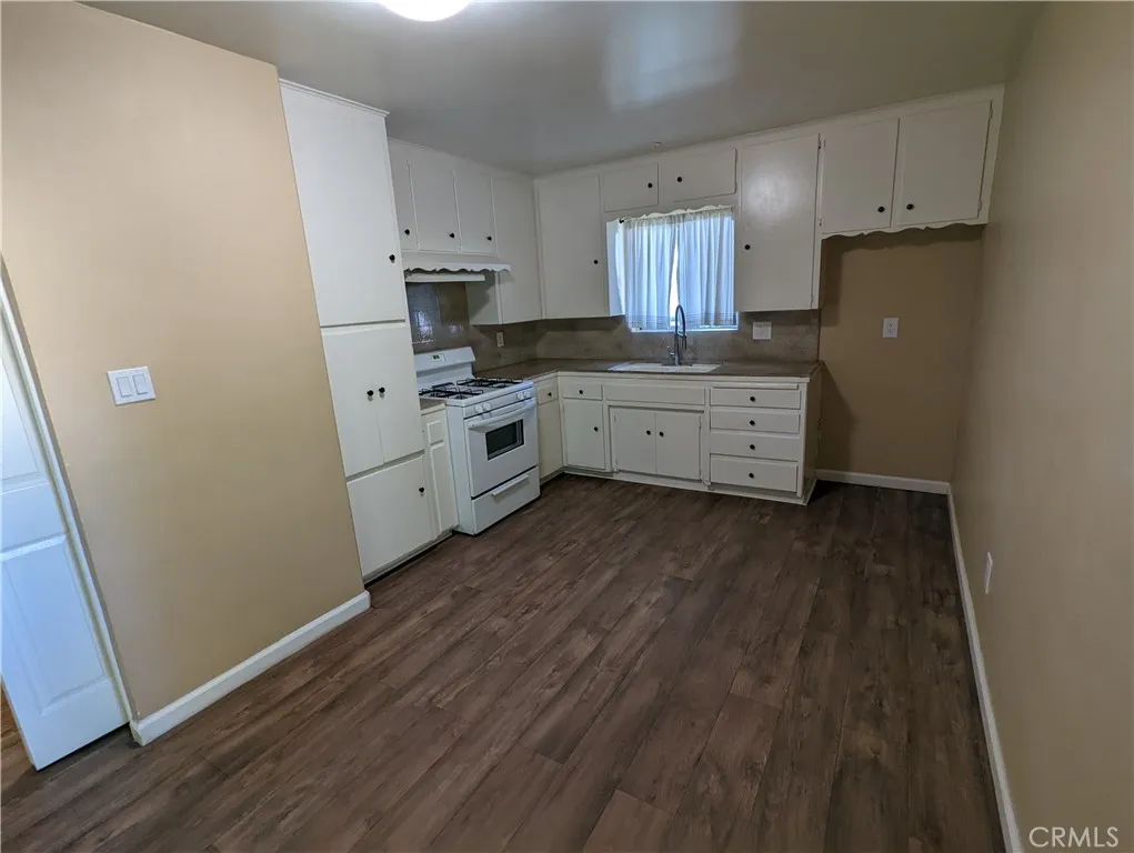 9330 Saffron Court Riverside, CA 92503 - Photo 4 of 21 9330 kitchen